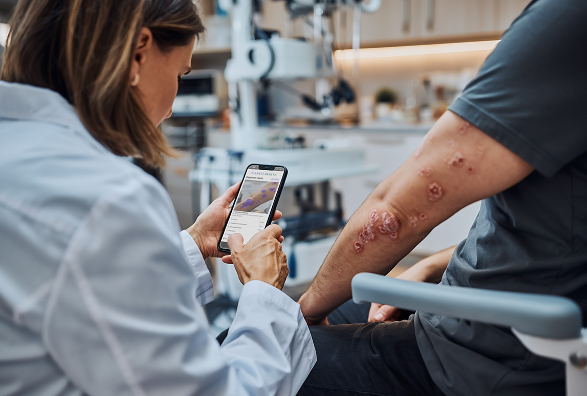 A dermatologist using Legit.Health on a smartphone to assess a patient with psoriasis at the point of care